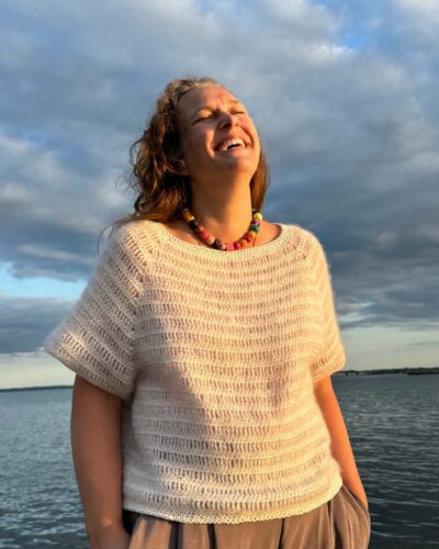 Aina Tee set forfra – hæklet raglan tee med striber i Line og silk mohair